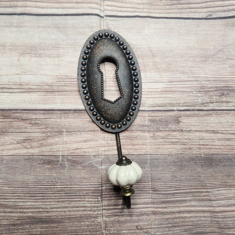 Vintage Style Ornate Cast Iron Key Hole Wall Coat & Hat Hook